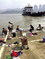 婆婆阿姨集体江边洗衣 市民担心影响水质 - 华龙网