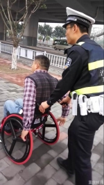 残疾人坐轮椅车流中行驶 沙区民警护送至地铁站 - 公安厅
