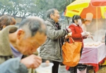 重庆渝北有位女老板 每周街头送300多碗爱心粥 - 人民政府