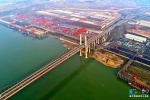 航拍果园港 联通“一带一路”与长江经济带的航运枢纽 - 新华网