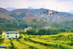 植保无人机在进行病虫害防治作业 - 农业机械化信息