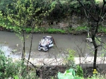 “出车祸 了！”民警赶到现场惊呆：轿车在河里四脚朝天，人不见了 - 重庆晨网