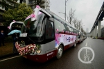 这位新郎好霸气 “驾”着8辆大巴车迎新娘 - 重庆晨网