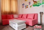 图为重庆市渝北中学校的“母婴室”，室内以温暖的粉色调为主，配备设施齐全，墙还贴着各类富有童真童趣的贴画显得爱意十足。 高吕艳杏 摄 - 重庆新闻网