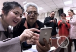 社区开“手机课堂”教老人用智能手机 80岁老人也来上课 - 重庆晨网