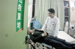 男子晕倒公交车上 送医后病床上拔针头就跑 - 重庆晨网