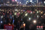 当地时间3月11日，韩国首尔，民众庆祝朴槿惠被弹劾下台，并要求拘捕朴槿惠。 - 重庆新闻网