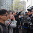 当地时间3月26日晚，居住在法国巴黎19区的青田籍华人男子被破门而入的执法警察开枪打死。法新社报道称，首都巴黎的亚裔社区因此事举行示威抗议活动，并演变成暴力冲突。法国警方28日表示，他们逮捕了35名示威者。图为当地时间28日，在法国巴黎的亚裔民众在巴黎警察局门外与法国防暴警察对持。 - 重庆新闻网