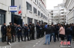 当地时间3月26日晚，居住在法国巴黎19区的青田籍华人男子被破门而入的执法警察开枪打死。法新社报道称，首都巴黎的亚裔社区因此事举行示威抗议活动，并演变成暴力冲突。法国警方28日表示，他们逮捕了35名示威者。图为当地时间28日，在法国巴黎的亚裔民众在巴黎警察局门外与法国防暴警察对持。 - 重庆新闻网