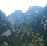 新华网航拍重庆巫山悬崖上的公路 - 新华网