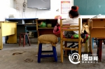最老陪读生！78岁婆婆背着捡来的孙女一起上小学 - 重庆晨网