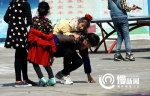 最老陪读生！78岁婆婆背着捡来的孙女一起上小学 - 重庆晨网
