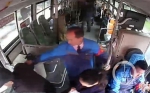老人公交车上不停流鼻涕 驾驶员的举动感动了一车人 - 重庆晨网