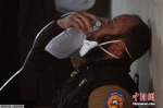叙利亚西北部城镇4月4日遭到疑似化学武器攻击。图为受伤人员正在吸氧。 - 重庆新闻网