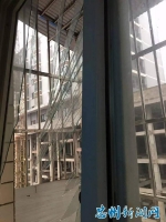 嘣！忠县一住户玻璃窗自爆 砸中楼下四辆车 - 重庆晨网