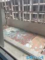 嘣！忠县一住户玻璃窗自爆 砸中楼下四辆车 - 重庆晨网