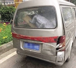 “病车”缠透明胶上路 司机：攒够了伤一起修 - 重庆晨网