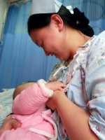 450袋母乳赠完后 护士把病人的娃娃带回家客串奶妈 - 重庆晨网