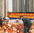 重庆市集中销毁4600瓶假酒 - 人民政府