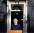当地时间4月18日，英国首相特蕾莎·梅在首相官邸前发表声明，宣布将在6月8日提前大选。 - 重庆新闻网