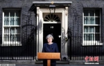 当地时间4月18日，英国首相特蕾莎·梅在首相官邸前发表声明，宣布将在6月8日提前大选。 - 重庆新闻网
