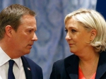 4月29日，法国极右翼总统候选人玛丽娜·勒庞(右)与尼古拉·杜邦－艾尼昂在巴黎国民阵线总部出席新闻会。(新华/法新) - 重庆新闻网