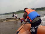 被困江心堤坝的3人获救。重庆市地方水上应急救援中心供图 华龙网发.jpg - 重庆晨网