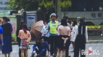暖心！为车祸伤者撑伞遮阳 重庆辅警受到网友点赞 - 重庆晨网