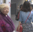 暖！80岁老奶奶随身带iPad 遇人让座拍照留恋 - 重庆晨网