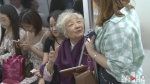 暖！80岁老奶奶随身带iPad 遇人让座拍照留恋 - 重庆晨网