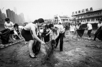 重庆上百名志愿者清洁长江岸 保护母亲河 - 华龙网