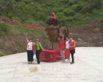 重庆农庄老板发明“宇宙鸡” 高3米重1000斤 - 重庆晨网