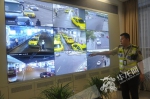 执法人员通过视频系统对重庆北站地区进行巡查监控。交通执法直属支队供图 华龙网发.jpg - 重庆晨网