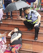 老人雨中摔倒 民警蹲着为她撑伞近20分钟 - 重庆晨网