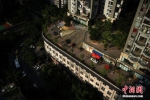重庆五层楼顶建路行车 马路建筑爆红引热议 - 重庆新闻网