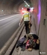 高速路上衣物掉了一路都没发现 执法人员跟着捡了2公里 - 重庆晨网