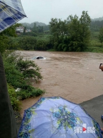 过桥突遇涨水 驾驶员将车开进河中 - 重庆晨网
