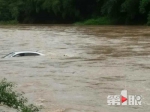 过桥突遇涨水 驾驶员将车开进河中 - 重庆晨网