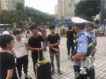 报警学生向民警讲述“被骗”的经过。记者张勇摄.jpg - 重庆晨网