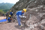 地质队员正用纤长的铁锥敲击，工作费力且繁琐细致。 记者 刘嵩 摄.jpg - 重庆晨网