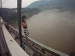女子翻过大桥栏杆要跳桥 消防系安全绳施救 - 重庆晨网