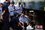 图为车辆段工作人员正在进行列车检查。　苏志刚 摄 - 重庆晨网