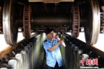 图为重庆北运用车间检车班职工对列车走行部进行检修。　苏志刚 摄 - 重庆晨网