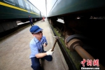 图为重庆北运用车间检车班职工对牵引拉杆进行检修。　苏志刚 摄 - 重庆晨网