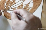 重庆这个叶雕匠人厉害了 普通叶子雕刻成精美艺术品 - 重庆晨网