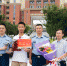  重庆市2017年高考第一份录取通知书,8日下午送到了考生李成林（左二）手中，他被中国人民解放军空军航空大学录取。记者 石涛 摄 - 重庆新闻网