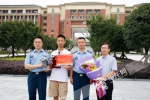  重庆市2017年高考第一份录取通知书,8日下午送到了考生李成林（左二）手中，他被中国人民解放军空军航空大学录取。记者 石涛 摄 - 重庆新闻网