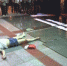 三峡广场三米高的玻璃幕墙突然倾倒 正在散步的她被压在下面 - 重庆晨网