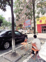 明明是公共停车位，为啥火锅店不让停？ - 重庆晨网
