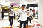图为香港警察乐队指挥梁宝根警司。　钟欣　摄 - 重庆晨网